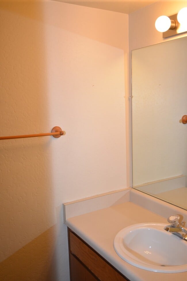 Building Photo - 3 Bedroom Townhome for Rent!