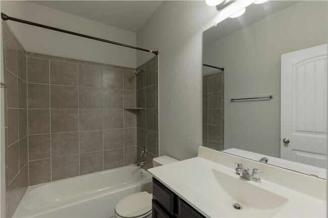 Building Photo - Lovely and Cozy 3/BR and 2/BA Home in Roun...