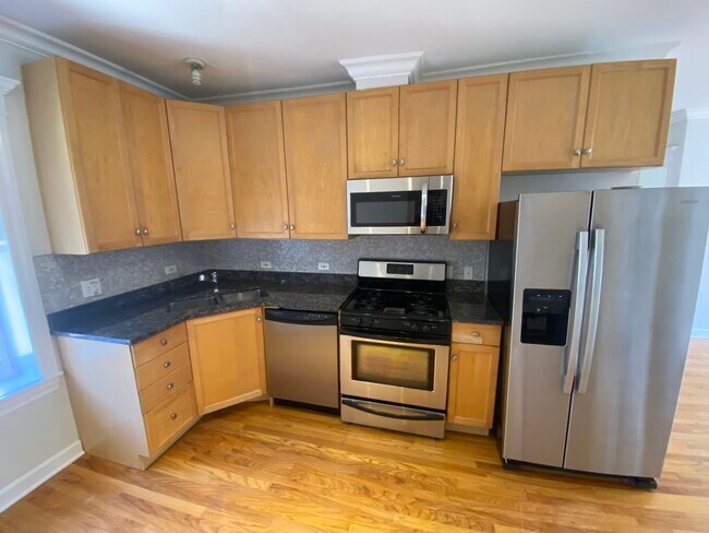 Building Photo - 1156 W Cornelia Ave