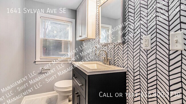 Building Photo - 1641 Sylvan Ave SE