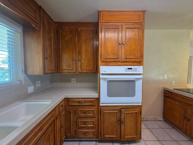 Building Photo - Single story home close to freeway access!