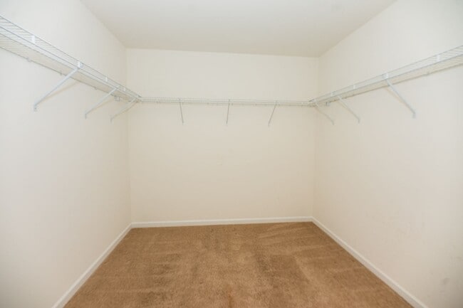 Building Photo - Beautifully 4-bedroom, 2.5-bathroom spacio...