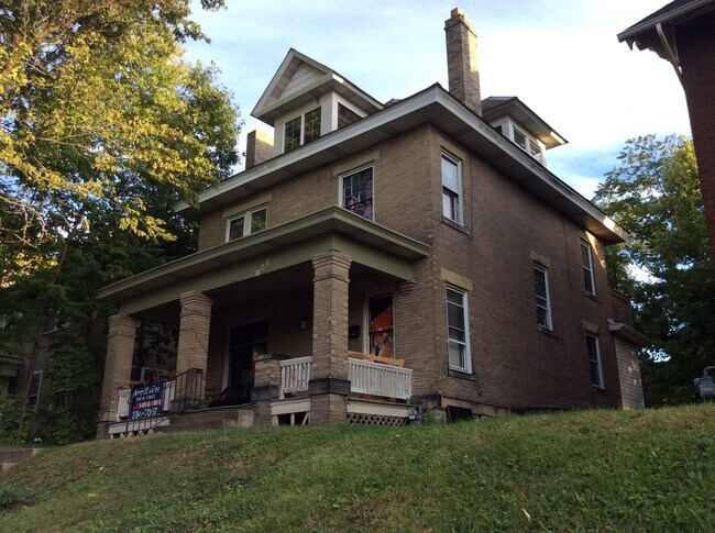 Primary Photo - 6 bedroom 2 full bath single family home w...