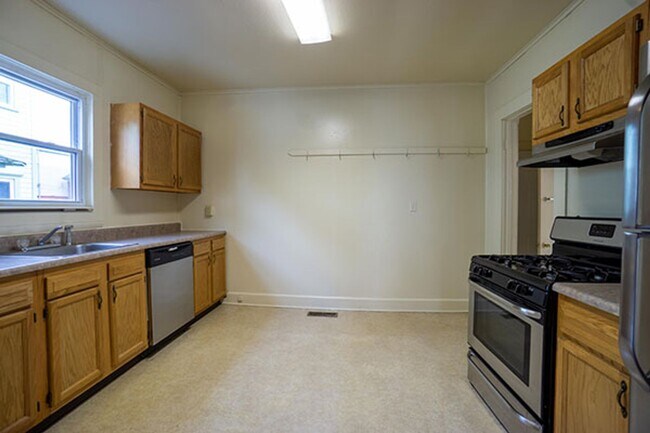 Building Photo - Available 7/1/26 Charming First Floor Apar...