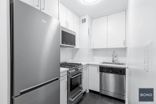 Building Photo - 405 E 56th St