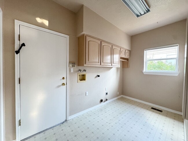 Building Photo - Luxury Home in Peppertree Royal Oak