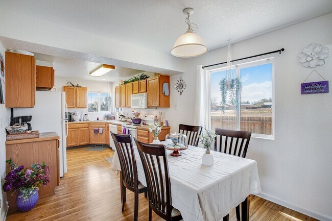 Building Photo - 3 bedroom, 1.5 Bath Townhome, Available Early June!