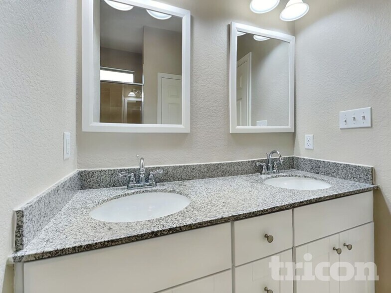 Building Photo - 241 Mary Max Cir