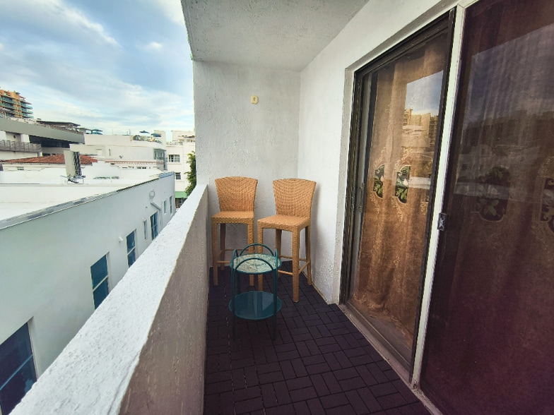 Building Photo - 1418 Collins Ave