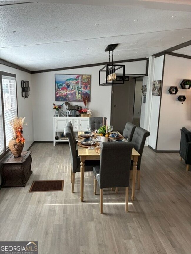 Building Photo - 215 Lynn Dr