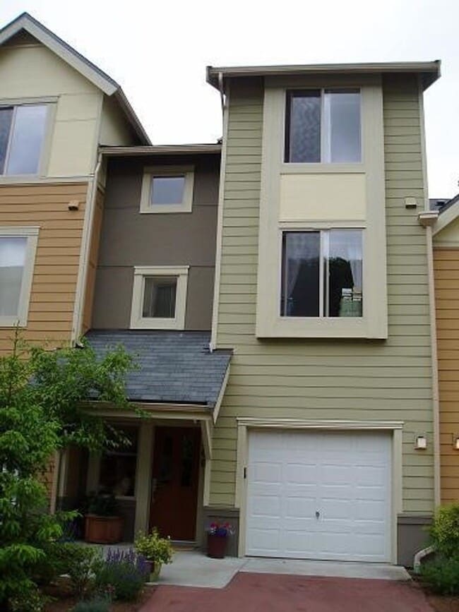 Building Photo - Beautiful 3 Bed 2.5 Bath Townhome in Talus...