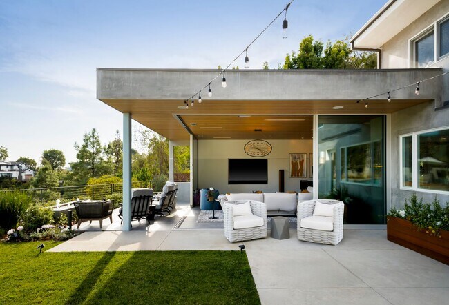 Building Photo - 2344 Banyan Dr