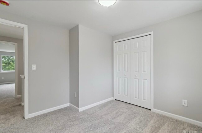 Building Photo - 6879 Brookshire Dr