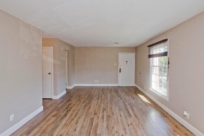 Building Photo - 40 Yorktown Dr