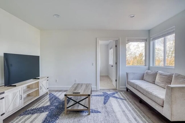 Building Photo - Beautiful Lower-Level Home in Bellevue