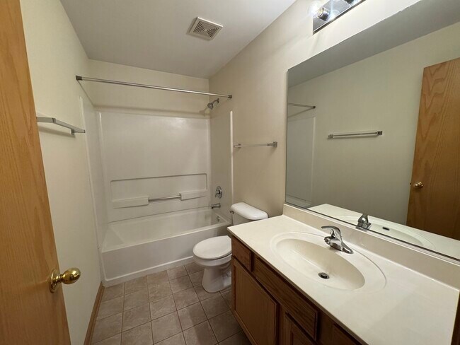 Building Photo - 2268 Vanderbilt Dr