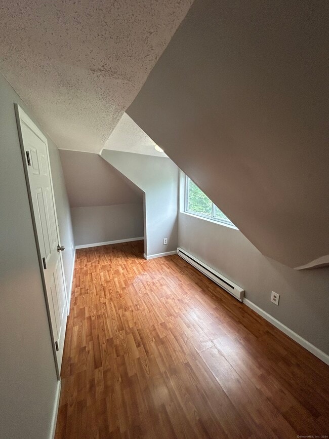 Building Photo - 647 E Main St