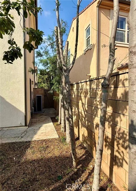 Building Photo - 310 Bronze