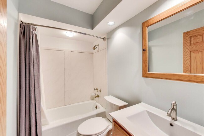 Building Photo - UIC Area 3-Bedroom Checks All the Boxes