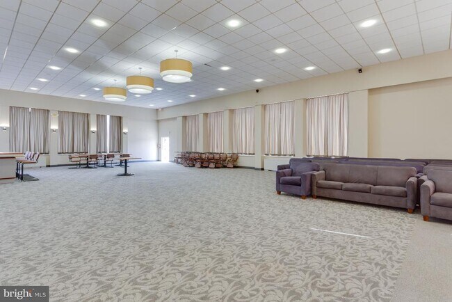 Building Photo - 3705 S George Mason Dr