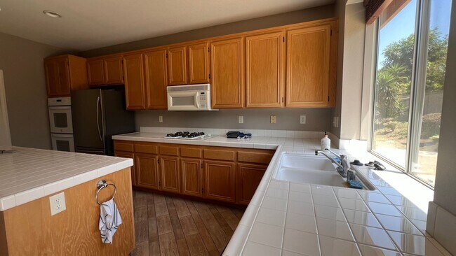 Building Photo - Beautiful home in gated community! Spaciou...