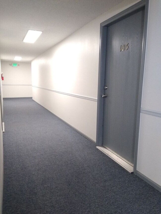 Building Photo - Awesome 2 Bedroom 2 Bath Condo w/ Garage P...