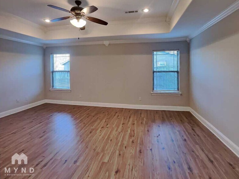 Building Photo - 102 NE Larkspur Ln