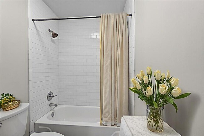 Building Photo - 423 Granville Ct