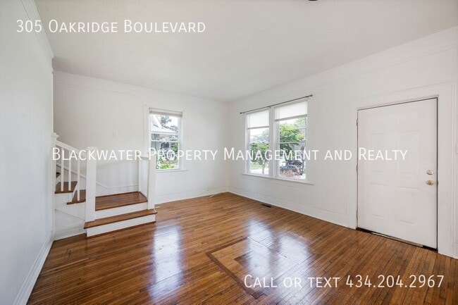 Building Photo - 305 Oakridge Blvd