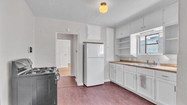 Building Photo - 205 Harvard Dr SE