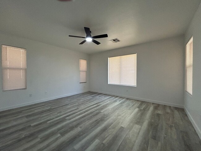 Building Photo - Beautifully Remodeled 3 Bedroom home that backs to the Golf Course