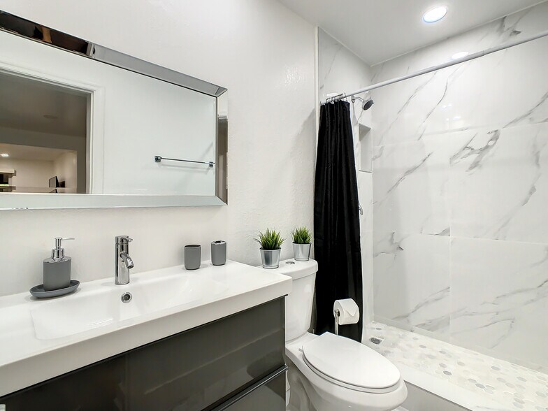 Building Photo - 2714 SW 36th Ave