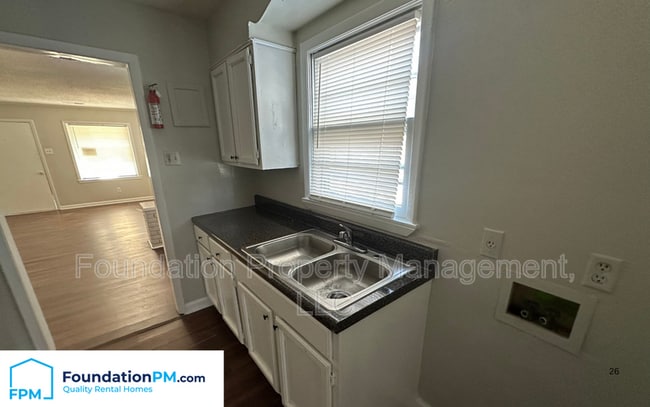 Building Photo - 2292 Redwood Ave