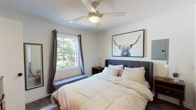 Building Photo - 321 E 8th St