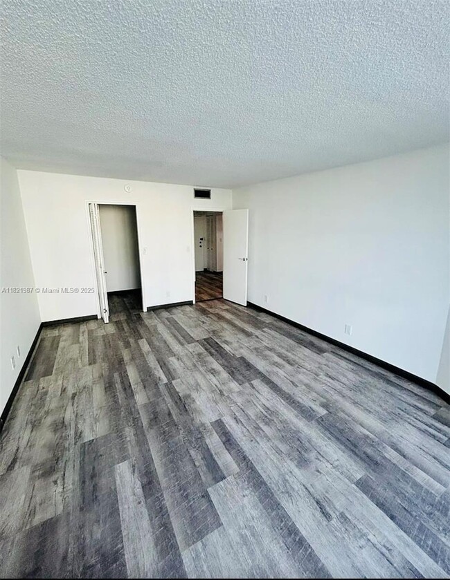 Building Photo - 800 Parkview Dr