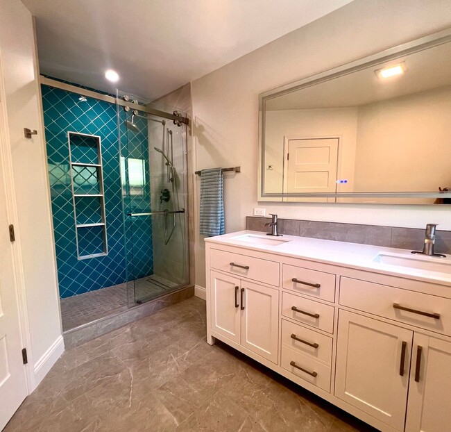 Building Photo - 4 bedroom, 2.5 bathroom home in the desirable Mt Soledad neighborhood.