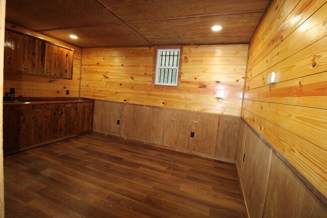 Building Photo - 900 Race Track Rd