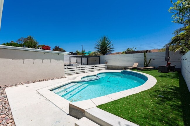 Building Photo - Contemporary Birdland Residence