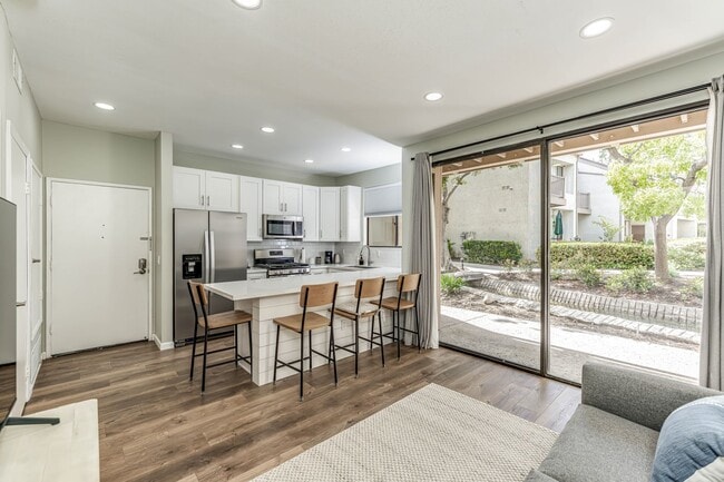 Primary Photo - Modern 1 Bedroom Condo with Lakes in the c...
