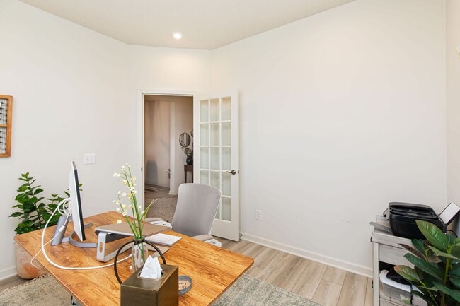 Building Photo - 6787 Oakcrest Dr