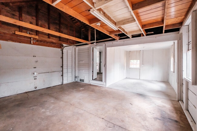 Building Photo - 147 NE Elm St