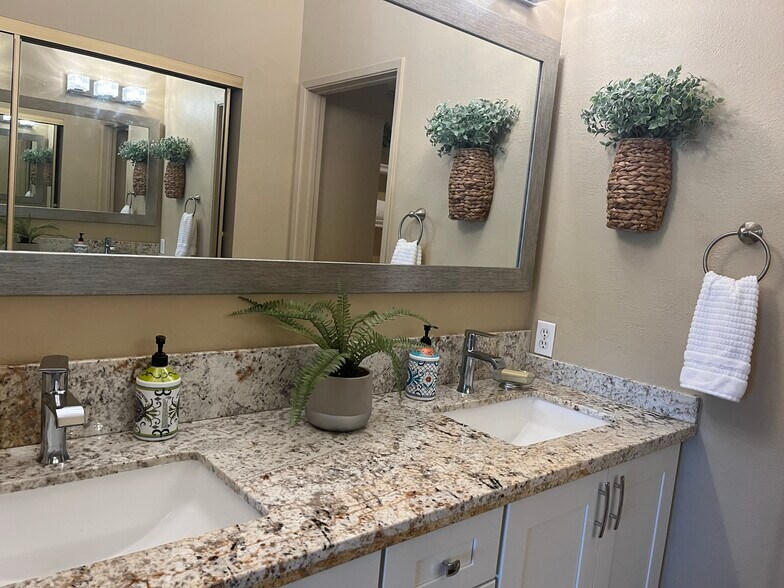 Building Photo - 8870 Villa La Jolla Dr