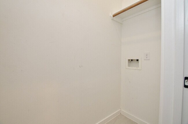 Building Photo - 6708 Parker Grv Ln