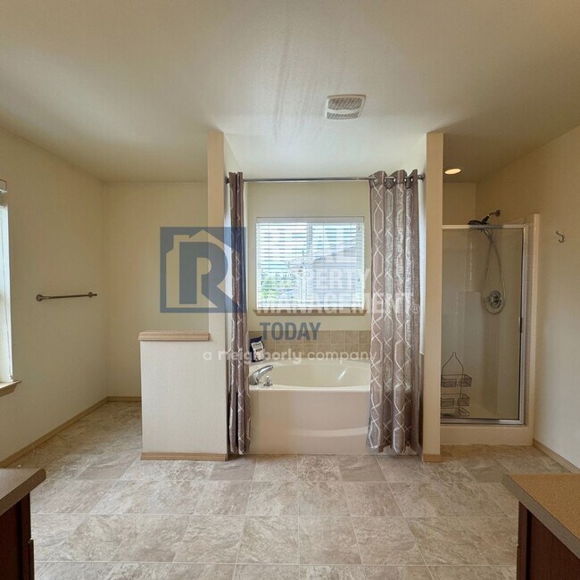 Building Photo - 3 Bedroom + Office Near Amenities!