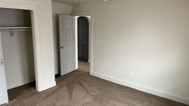 Building Photo - 32 Stafford Ave