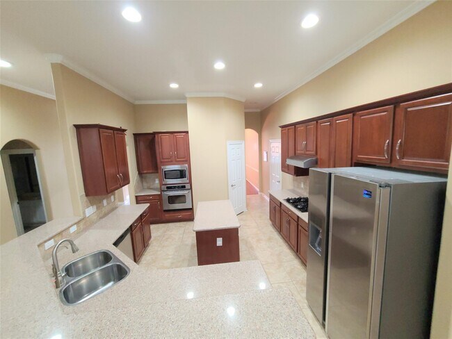 Building Photo - 7015 Pinefern Ln