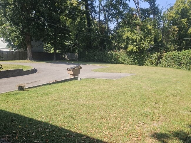 Building Photo - 2502 Woodlawn Dr