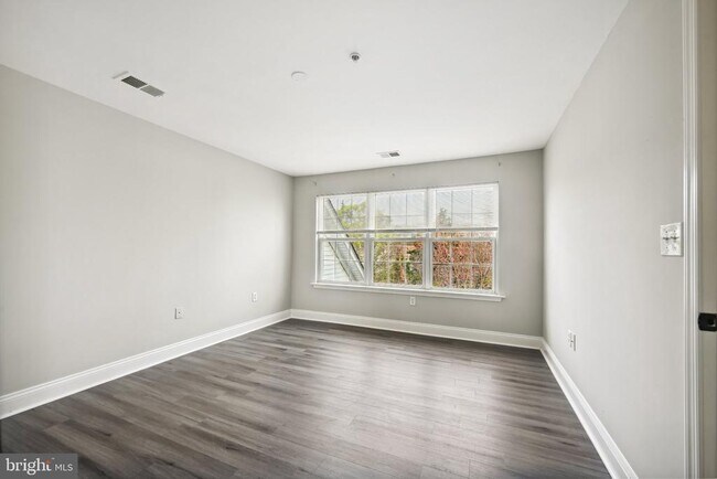 Building Photo - 6520 Lake Park Dr