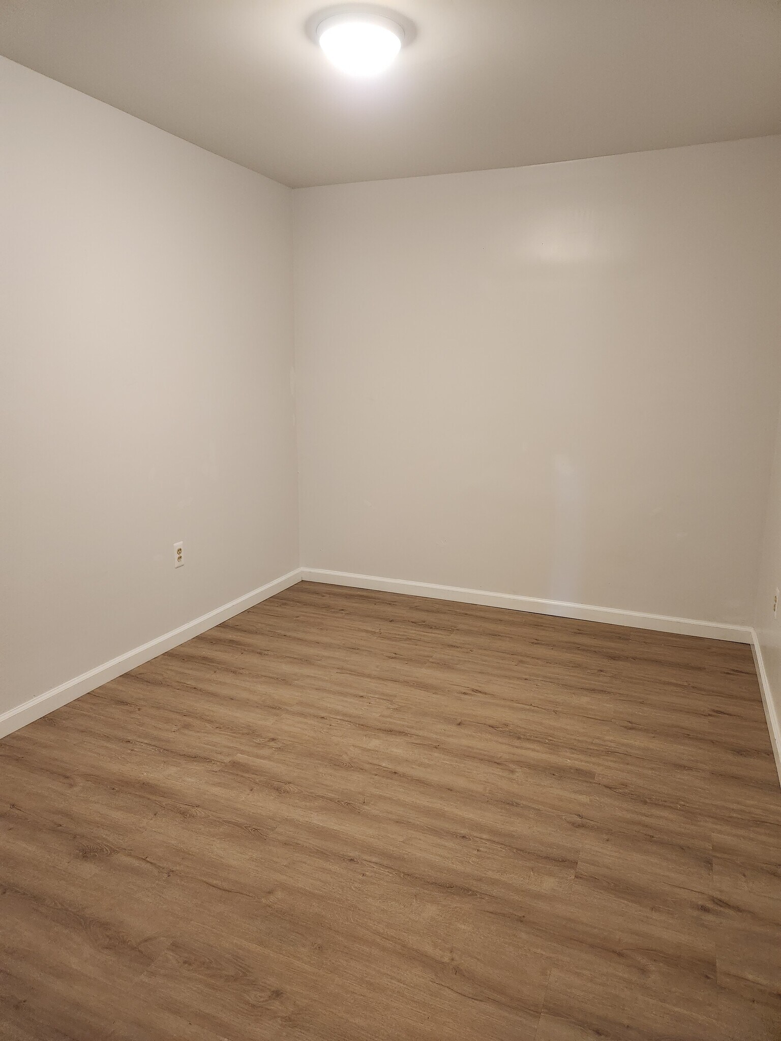 Building Photo - 1204 Lossing Ave