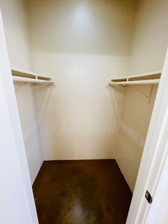 Building Photo - Single Family Home Style Unit w/ A/C, High...